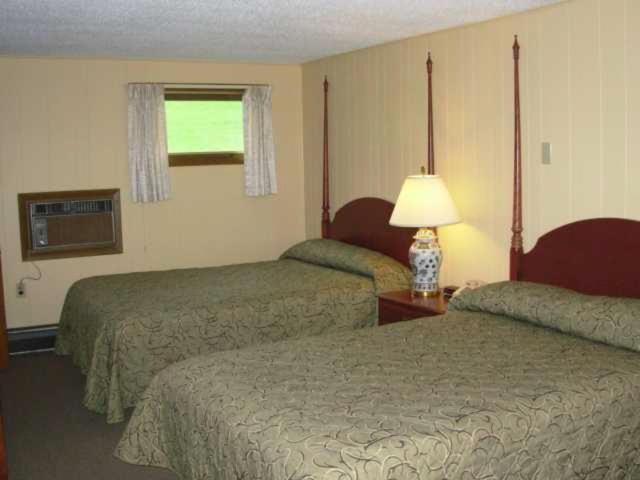 Red Carpet Inn On The Lake - Oneonta Room photo