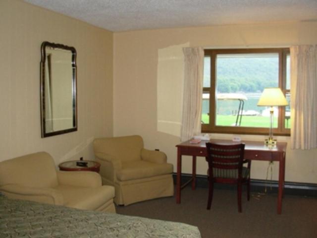 Red Carpet Inn On The Lake - Oneonta Room photo