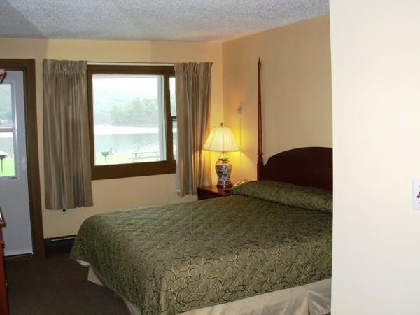 Red Carpet Inn On The Lake - Oneonta Room photo