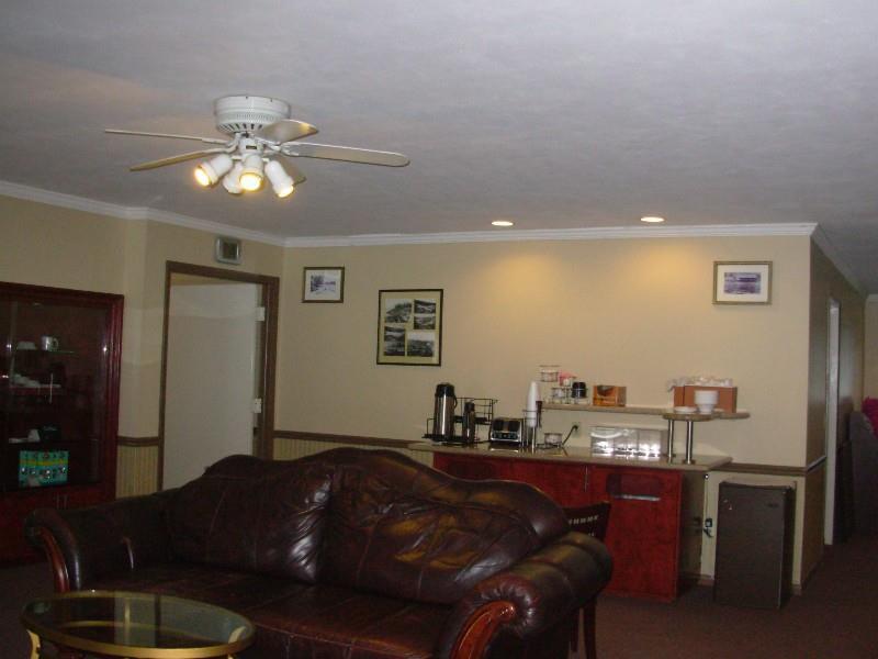 Red Carpet Inn On The Lake - Oneonta Interior photo