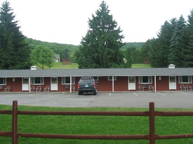 Red Carpet Inn On The Lake - Oneonta Exterior photo