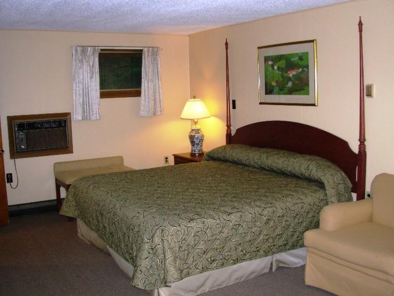 Red Carpet Inn On The Lake - Oneonta Room photo