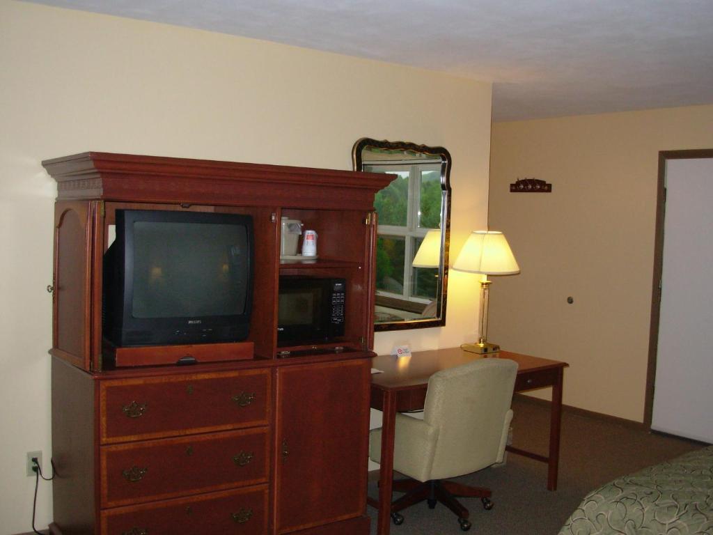 Red Carpet Inn On The Lake - Oneonta Room photo