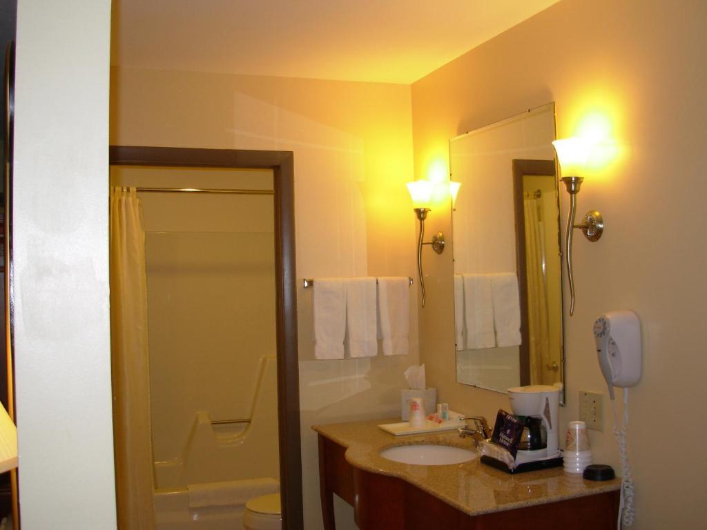 Red Carpet Inn On The Lake - Oneonta Room photo