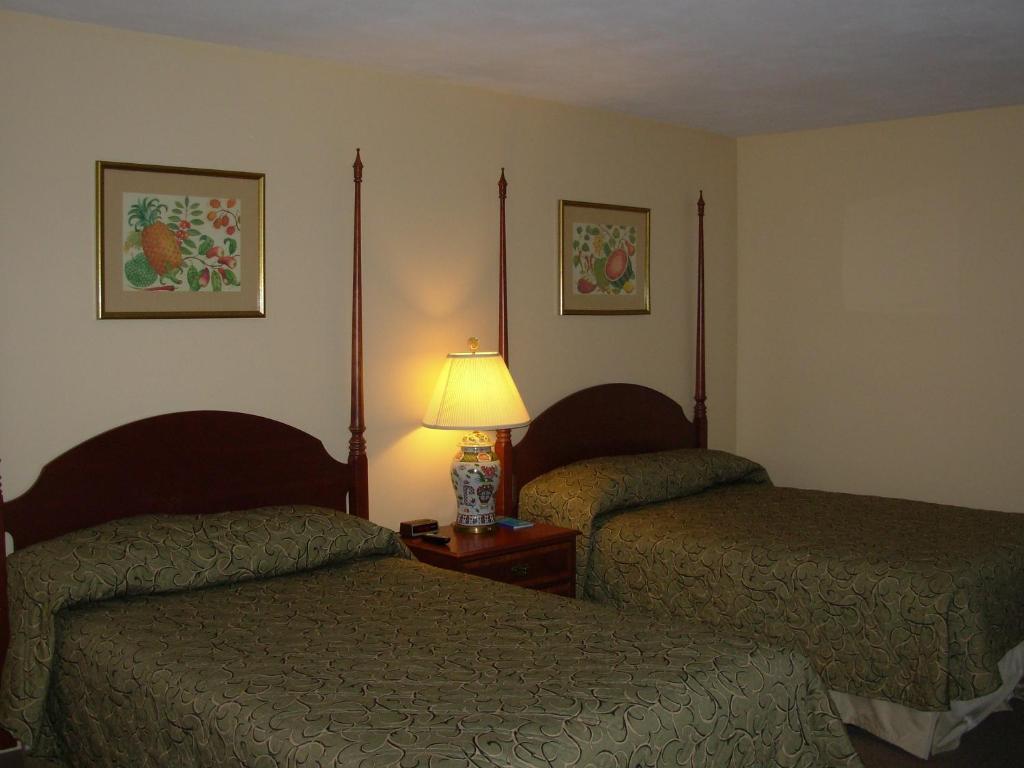 Red Carpet Inn On The Lake - Oneonta Room photo