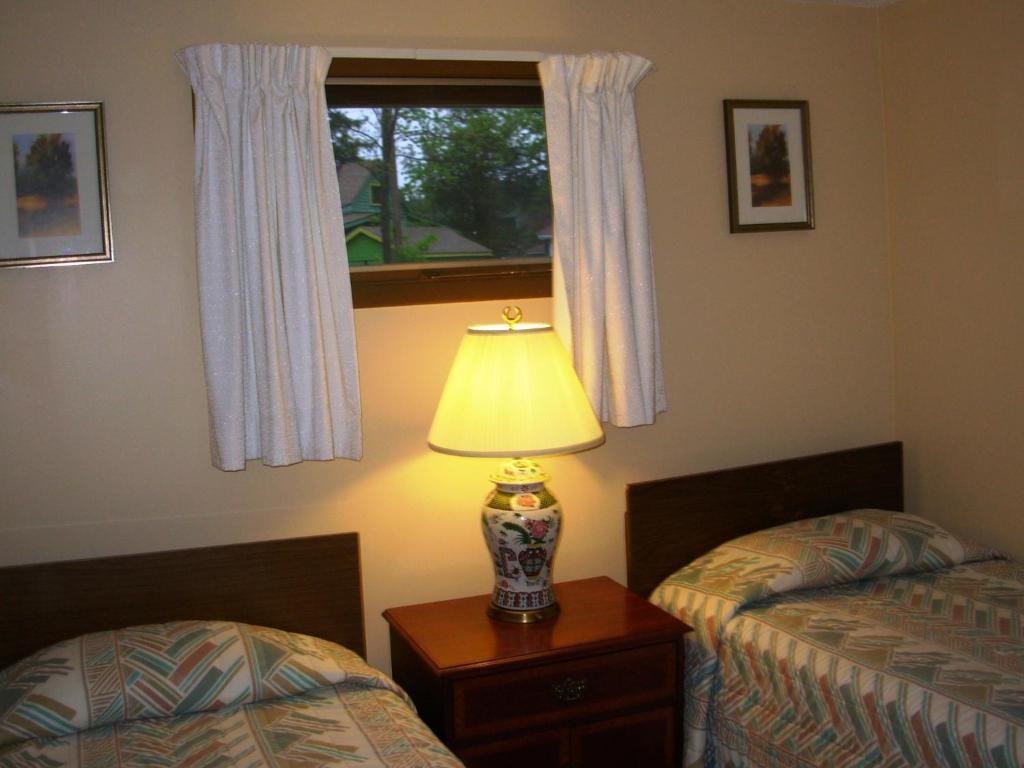 Red Carpet Inn On The Lake - Oneonta Room photo