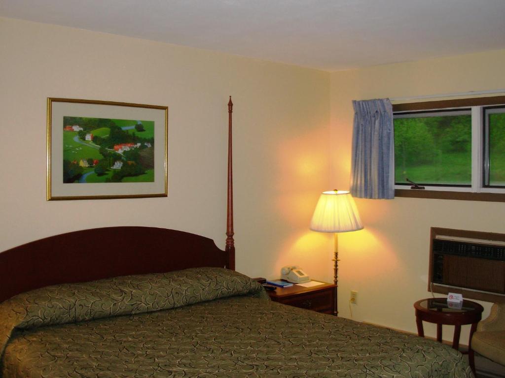 Red Carpet Inn On The Lake - Oneonta Room photo