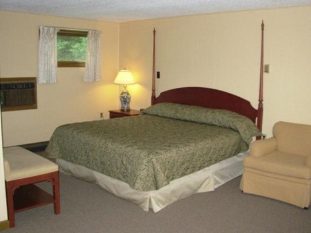 Red Carpet Inn On The Lake - Oneonta Room photo