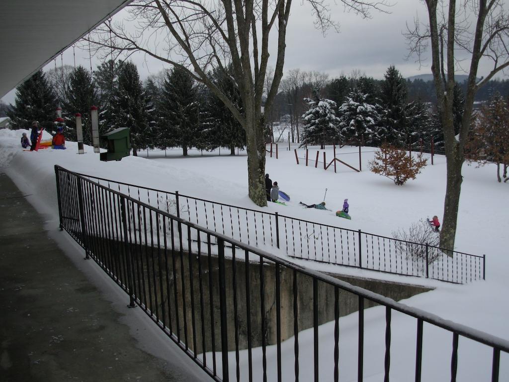 Red Carpet Inn On The Lake - Oneonta Exterior photo